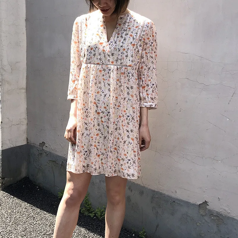 2019 Women Mini Dress Floral loose dress ladies V-neck European and American French style casual short dress clothing
2019 Women Mini Dress Floral loose dress ladies V-neck European and American French style casual short dress clothing