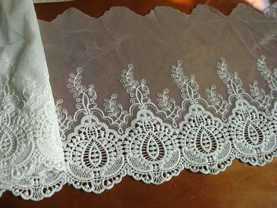 off white lace trim, embroidered , retro , scalloped trim , cotton lace fabric 10yards 
off white lace trim, embroidered , retro , scalloped trim , cotton lace fabric 10yards