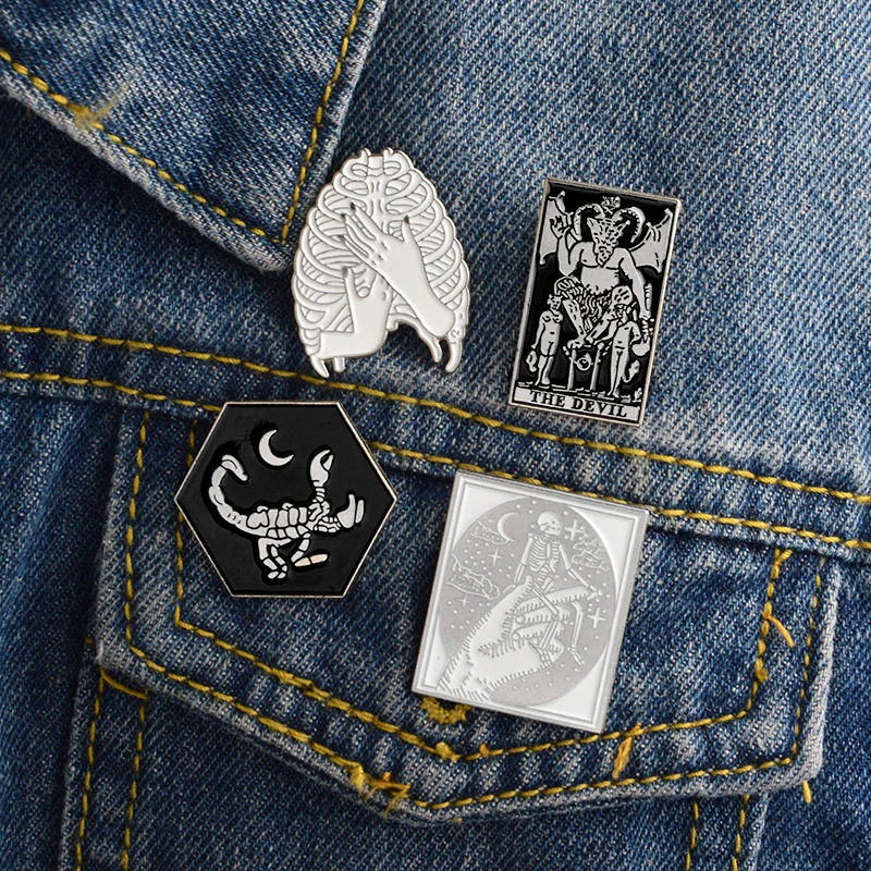 4pcs/set The devil Pin set Devil Skeleton Skull Scorpion Rib cage Hand Brooch Punk Lapel Pins Buckle Halloween Jewelry for Kids
4pcs/set The devil Pin set Devil Skeleton Skull Scorpion Rib cage Hand Brooch Punk Lapel Pins Buckle Halloween Jewelry for Kids