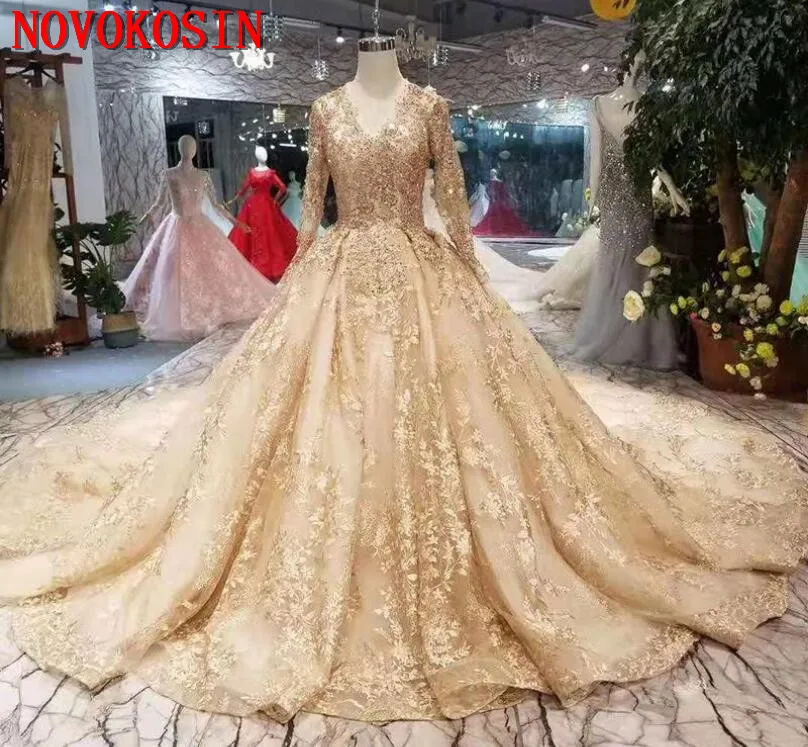 Кружевное свадебное платье цвета шампанского с V-образным вырезом и длинными
