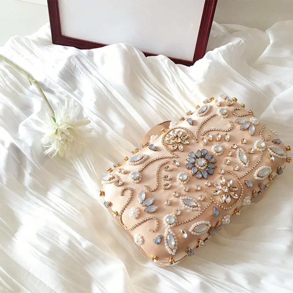 2019 Retro Dinner Handmade Beaded Pearl Studded Hand Chain Box Bag Shoulder Portable Messenger Bag
2019 Retro Dinner Handmade Beaded Pearl Studded Hand Chain Box Bag Shoulder Portable Messenger Bag