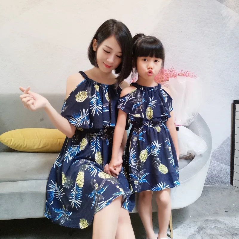 Chiffon Off Shoulder Mother Daughter Dresses Family Matching Outfits Mommy and Me Clothes Pineapple Print Mother And Me Dress
Chiffon Off Shoulder Mother Daughter Dresses Family Matching Outfits Mommy and Me Clothes Pineapple Print Mother And Me Dress