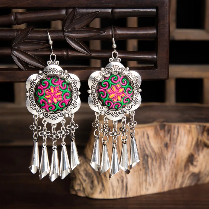 2019 Ethnic fashion sliver wave retro rainbow bell tassel embroidered earrings for women vintage original jewelry for female
2019 Ethnic fashion sliver wave retro rainbow bell tassel embroidered earrings for women vintage original jewelry for female