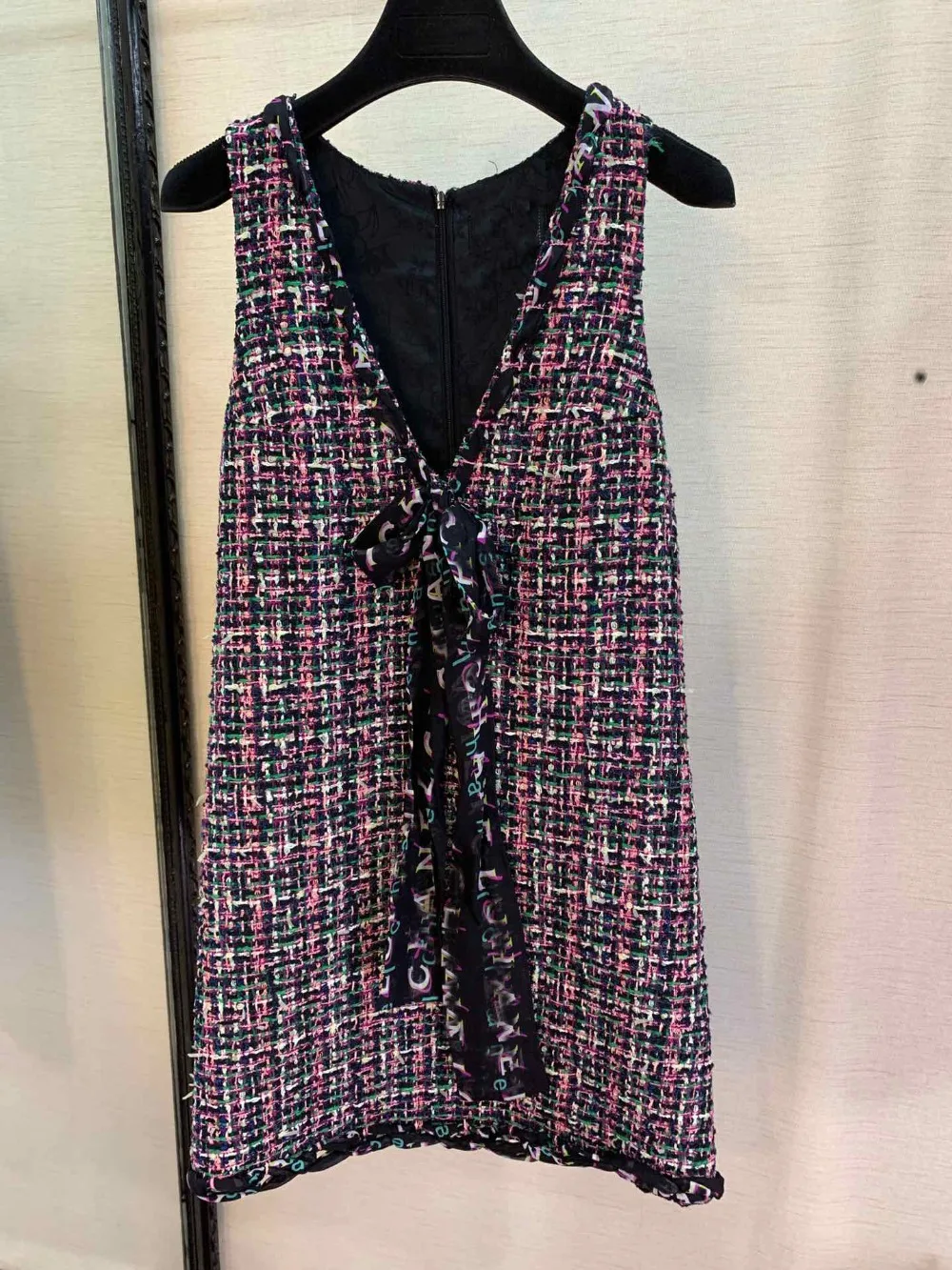Runway design women Dresses New 2019 Spring sleeveless v neck Women High Quality Dress
Runway design women Dresses New 2019 Spring sleeveless v neck Women High Quality Dress
