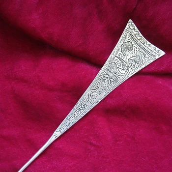 Original brand Guizhou folk style jewelry Hmong handmade Miao silver tweezers Wide head carved flower hairpin
Original brand Guizhou folk style jewelry Hmong handmade Miao silver tweezers Wide head carved flower hairpin