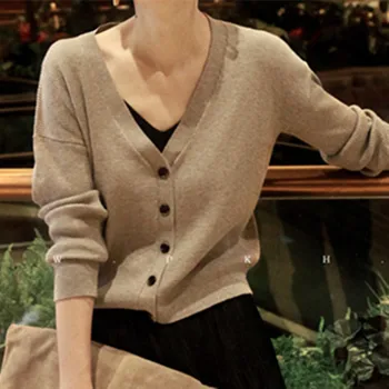 High-quality fashion cashmere wool spring and autumn sexy sweater long-sleeved cardigan solid color Slim V-neck jacket
High-quality fashion cashmere wool spring and autumn sexy sweater long-sleeved cardigan solid color Slim V-neck jacket