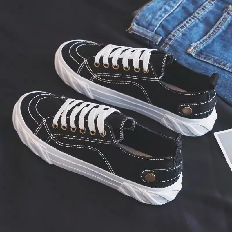 Men's shoes Korean version of the trend of wild couple casual canvas men's tide spring
Men's shoes Korean version of the trend of wild couple casual canvas men's tide spring