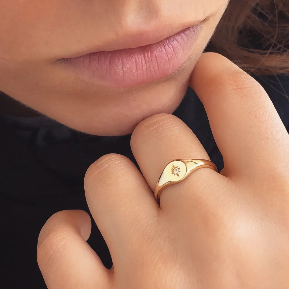 2019 hot fashion gold color simple cz star ring Midi Minimal paved cz delicate north star Top quality cute elegant girls jewelry
2019 hot fashion gold color simple cz star ring Midi Minimal paved cz delicate north star Top quality cute elegant girls jewelry