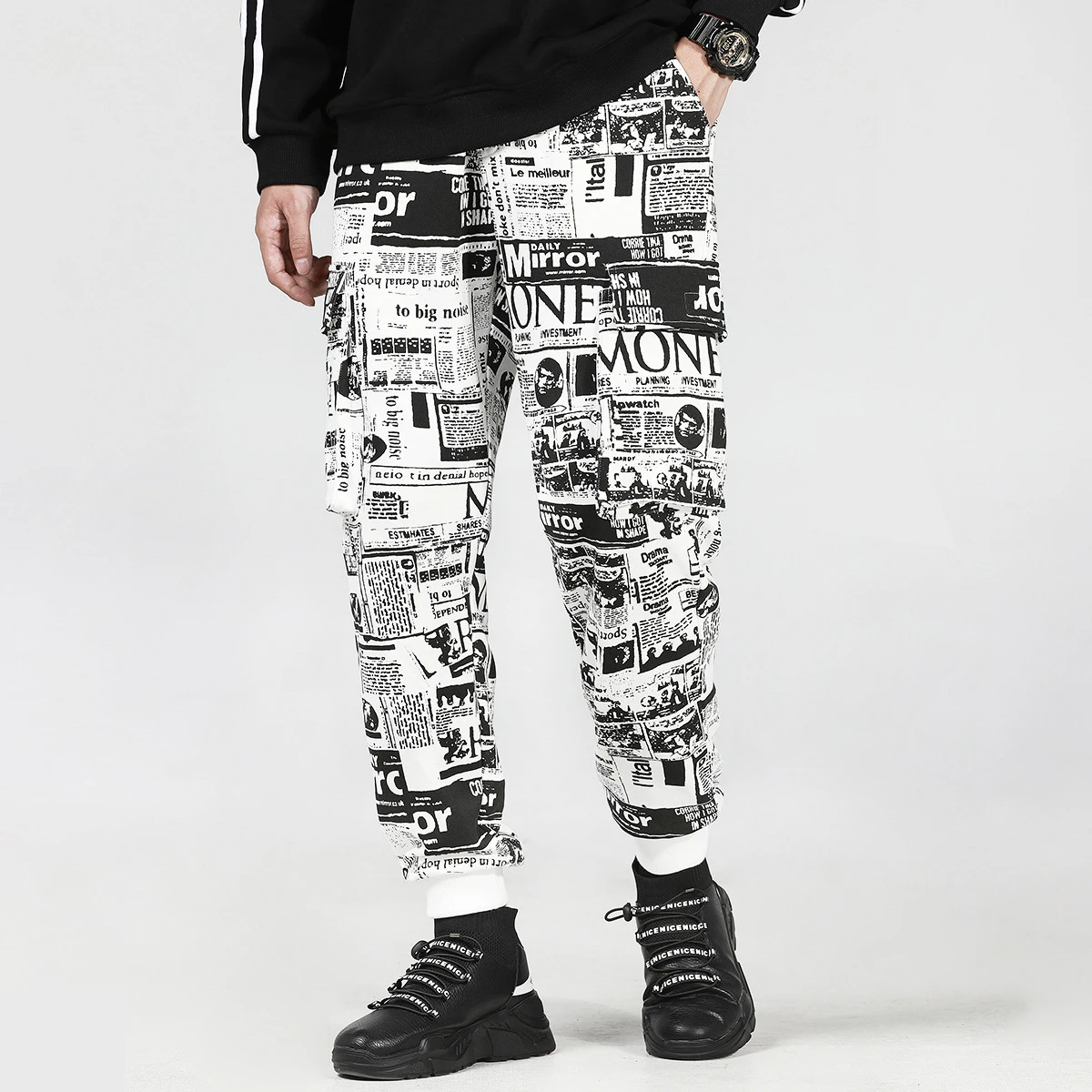 Graffiti Newspaper Print Bind Feet Fashion Streetwear Casual Cotton Trousesr Loose Plus Size M-5XL Full Length Men Joggers Pants
Graffiti Newspaper Print Bind Feet Fashion Streetwear Casual Cotton Trousesr Loose Plus Size M-5XL Full Length Men Joggers Pants