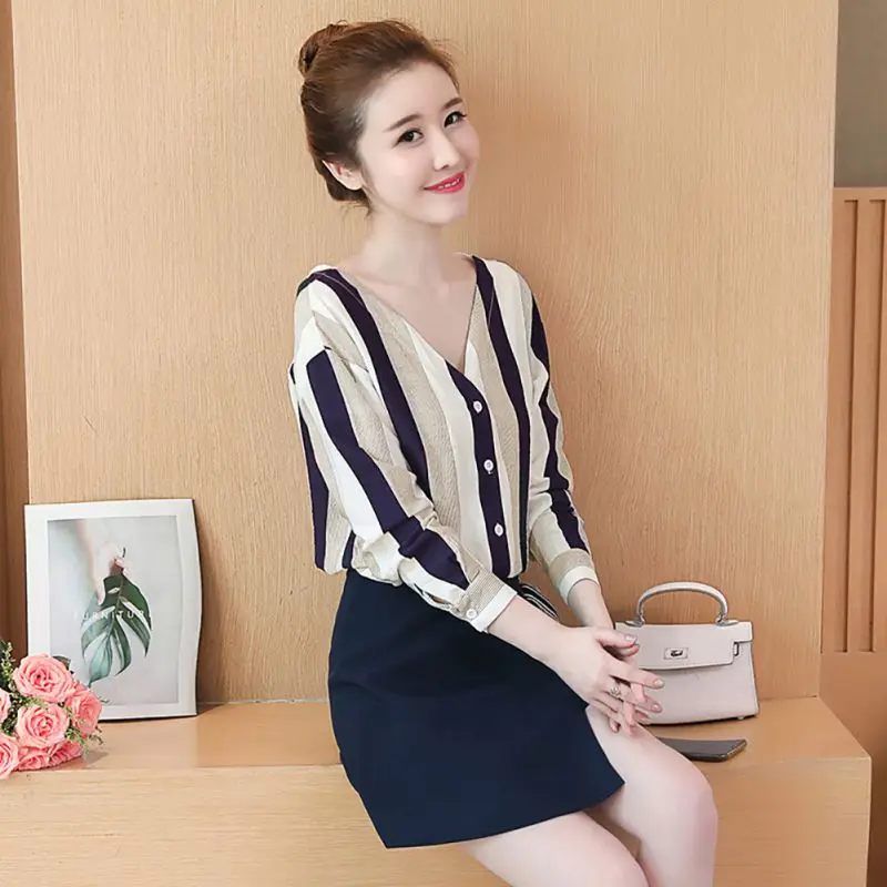 Vintage Striped V-neck Women Blouse And Tops 2019 Women Spring Autumn Long Sleeve Chiffon Bottoming Loose Casual Tops
Vintage Striped V-neck Women Blouse And Tops 2019 Women Spring Autumn Long Sleeve Chiffon Bottoming Loose Casual Tops