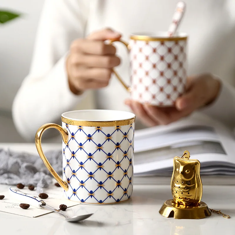 1PCS Luxury Grid Pattern Ceramic Mug Gold Plated With Handle Mugs Morning Milk Coffee Tea Cup Pink Gray Couple Gift Household
1PCS Luxury Grid Pattern Ceramic Mug Gold Plated With Handle Mugs Morning Milk Coffee Tea Cup Pink Gray Couple Gift Household