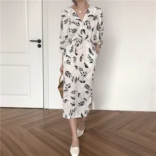 2018 Summer Lady Sexy Deep V-neck Flower Print Long Dresses Black Print Hem Folds Bohemian Style A-line Party Long Beach Dress 
2018 Summer Lady Sexy Deep V-neck Flower Print Long Dresses Black Print Hem Folds Bohemian Style A-line Party Long Beach Dress
