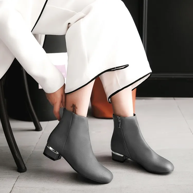 Big Size 11 12 13 Sweet European and American side zipper boots with round head, flat heel and short barrel
Big Size 11 12 13 Sweet European and American side zipper boots with round head, flat heel and short barrel