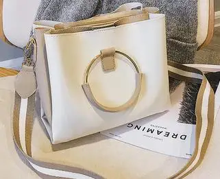 2018 new Korean version of the portable fashion casual hit color wild wide shoulder strap shoulder Messenger bag.
2018 new Korean version of the portable fashion casual hit color wild wide shoulder strap shoulder Messenger bag.