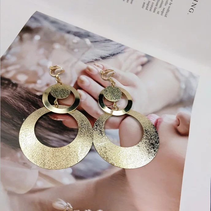 Korean fashion round clip earrings clip on earring circle false ear piercing for women
Korean fashion round clip earrings clip on earring circle false ear piercing for women