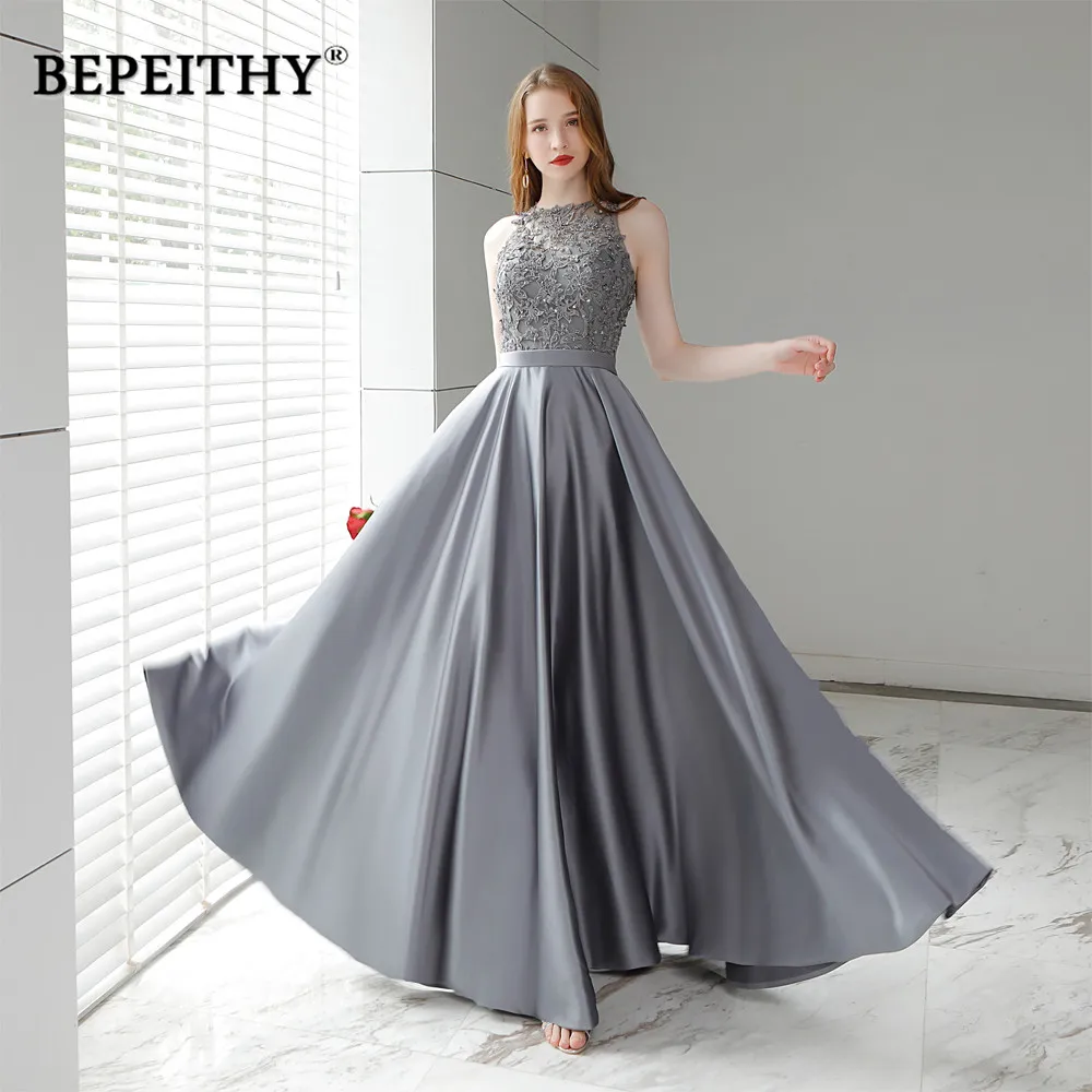 Фото Женское вечернее платье серое длинное винтажное элегантное с круглым вырезом и