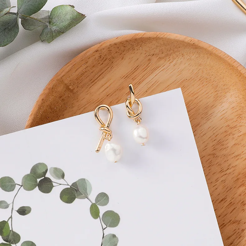 925 Silver Needle Korean Version Irregular Metal Knotted Asymmetric Pearl Women Earrings Simple Cold Wind Female Jewelry Gifts
925 Silver Needle Korean Version Irregular Metal Knotted Asymmetric Pearl Women Earrings Simple Cold Wind Female Jewelry Gifts