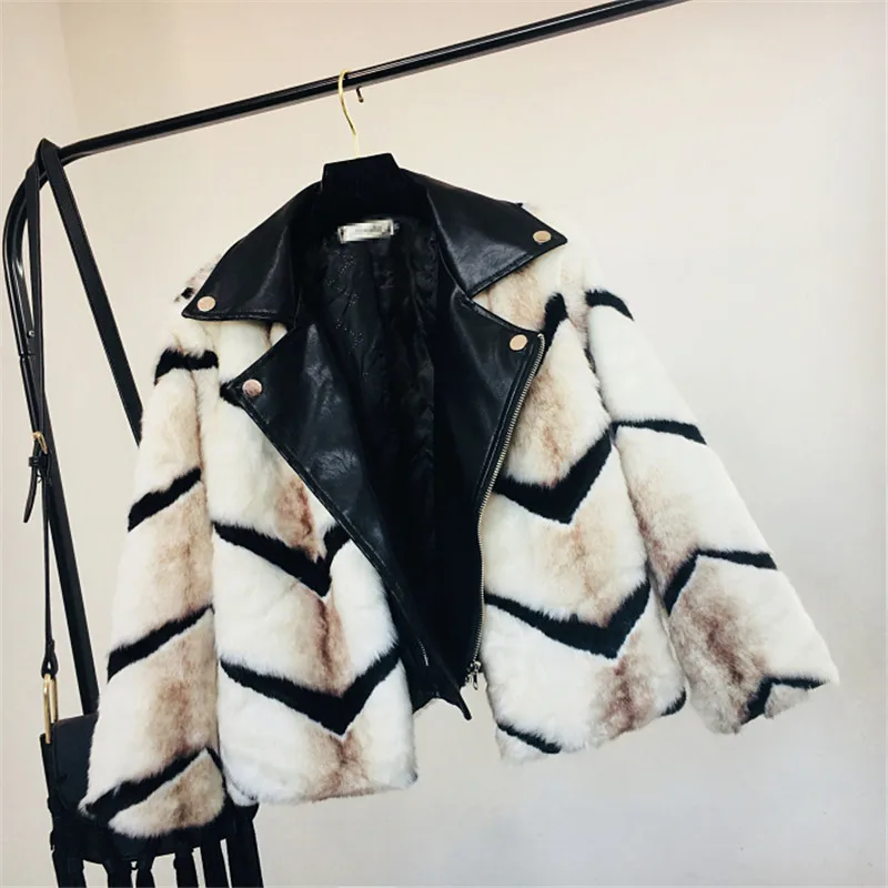 MUMUZI Faux Fur Fox Faux Fur Coat Women Winter Warm Artifical Fur Striped Coat Overcoat Female Ladies Leather Patchwork Jacket
MUMUZI Faux Fur Fox Faux Fur Coat Women Winter Warm Artifical Fur Striped Coat Overcoat Female Ladies Leather Patchwork Jacket