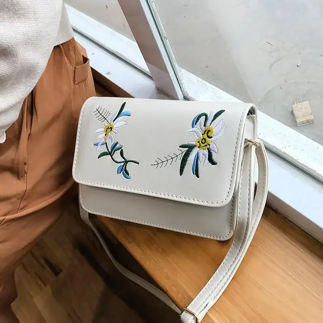 Fashion New Handbags Quality PU leather Women bag National wind Flowers Embroidery Square bag Simple girl Shoulder Messenger Bag
Fashion New Handbags Quality PU leather Women bag National wind Flowers Embroidery Square bag Simple girl Shoulder Messenger Bag