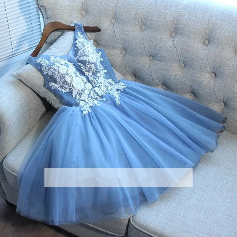 Sky Blue 2019 Homecoming Dresses A-line V-neck Tulle Lace Pearls Short Mini Elegant Cocktail Dresses
Sky Blue 2019 Homecoming Dresses A-line V-neck Tulle Lace Pearls Short Mini Elegant Cocktail Dresses