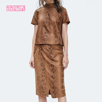 High collar animal print short-sleeved women's T-shirt 2019 summer new round neck top Button snake pattern retro TEE
High collar animal print short-sleeved women's T-shirt 2019 summer new round neck top Button snake pattern retro TEE