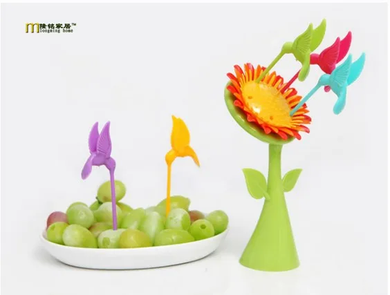 1SET Creative 1 Stand+5 Forks Birds And Sunflower Forks Design Plastic Fruit Forks Tableware Fruit Cake Snacks Fork OK 0319
1SET Creative 1 Stand+5 Forks Birds And Sunflower Forks Design Plastic Fruit Forks Tableware Fruit Cake Snacks Fork OK 0319