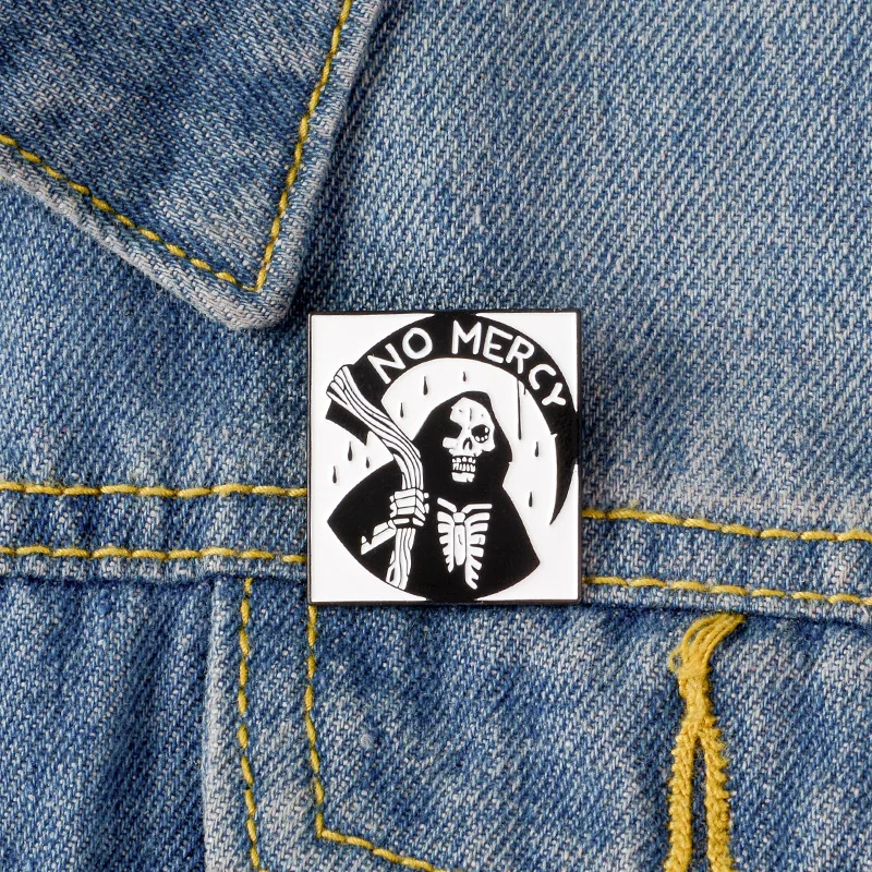 New Hot Black Scary Skeleton Witch Badge Brooch NO MERCY Hand Scythe Personality Backpack Satchel Pendant Jewelry Brooch
New Hot Black Scary Skeleton Witch Badge Brooch NO MERCY Hand Scythe Personality Backpack Satchel Pendant Jewelry Brooch