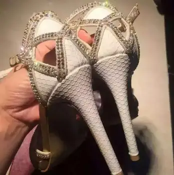 2019 new wild sexy hollow stiletto women's shoes banquet pointed small fresh sandals shiny rhinestone wedding shoes
2019 new wild sexy hollow stiletto women's shoes banquet pointed small fresh sandals shiny rhinestone wedding shoes