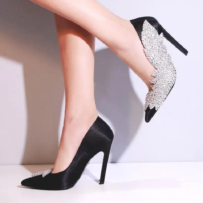 Luxury Satin Thin High Heel Shoes Women Pointed Toe leaf Rhinestone Diamond Pumps Silk Leather Shoes Woman Sexy Party Shoes
Luxury Satin Thin High Heel Shoes Women Pointed Toe leaf Rhinestone Diamond Pumps Silk Leather Shoes Woman Sexy Party Shoes