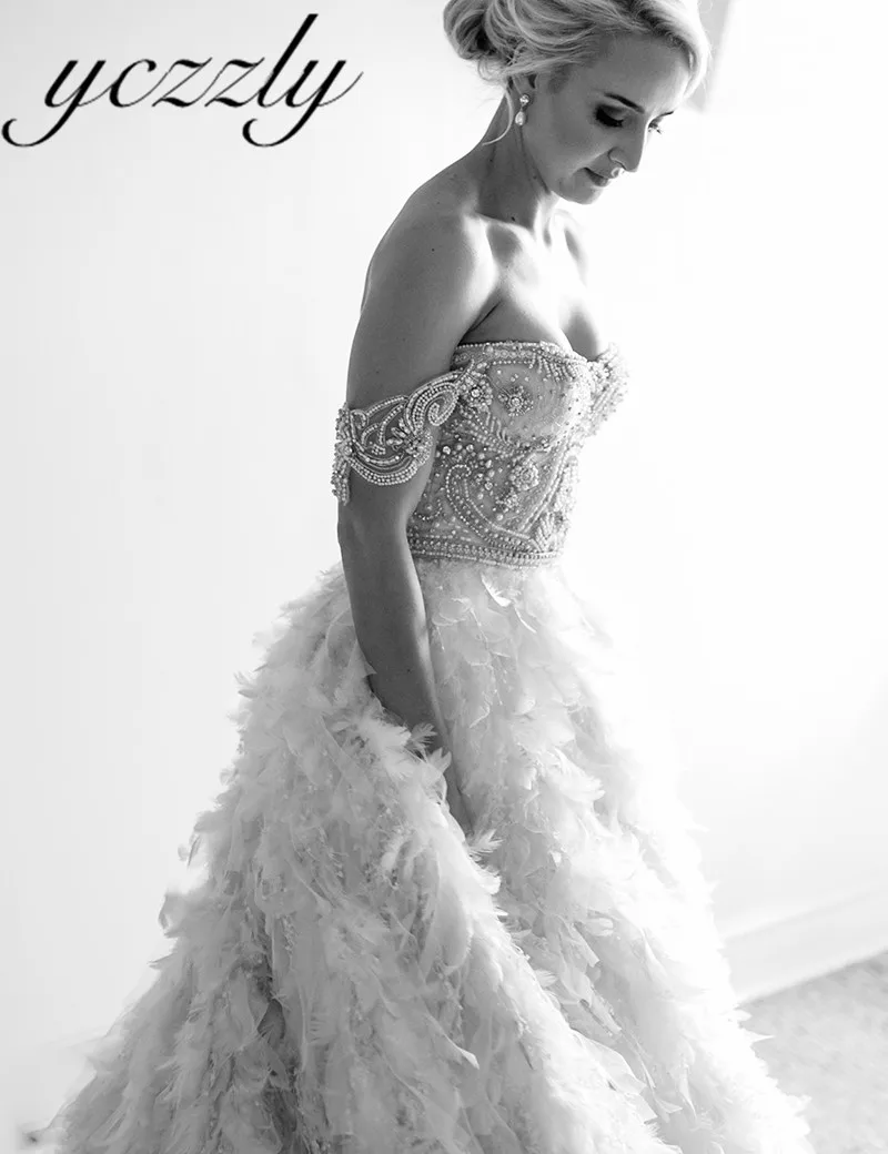 Real Brides Luxury Off-shoulder Ball Gown Diamond Pearls Dubai Wedding Gowns 2019 Long Feathers Crystal Wedding Dress Trouwjurk
Real Brides Luxury Off-shoulder Ball Gown Diamond Pearls Dubai Wedding Gowns 2019 Long Feathers Crystal Wedding Dress Trouwjurk