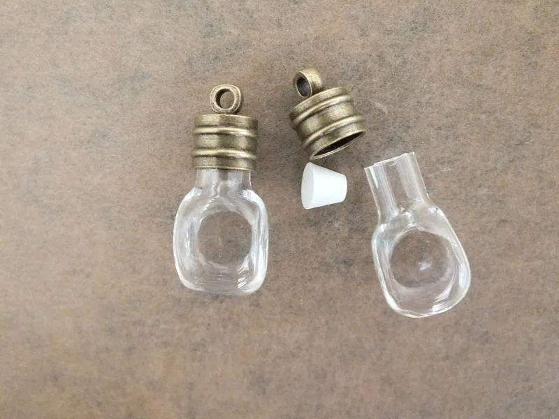Small glass art pendant,Irregular shape all empty Handmade Glass Pendant,Antique cap,25x10mm
Small glass art pendant,Irregular shape all empty Handmade Glass Pendant,Antique cap,25x10mm