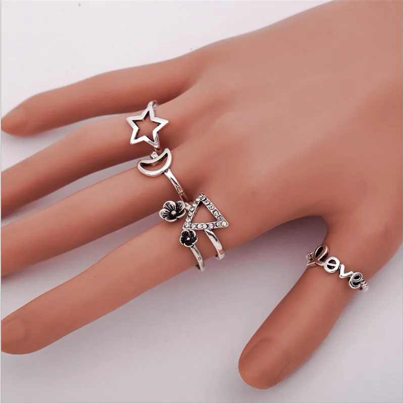 Bague Homme Bijoux Silver Color Moon Star Letter Heart Rings Wedding Bands Crystal Triangle Ring for Women Clear Fashion Jewelry
Bague Homme Bijoux Silver Color Moon Star Letter Heart Rings Wedding Bands Crystal Triangle Ring for Women Clear Fashion Jewelry