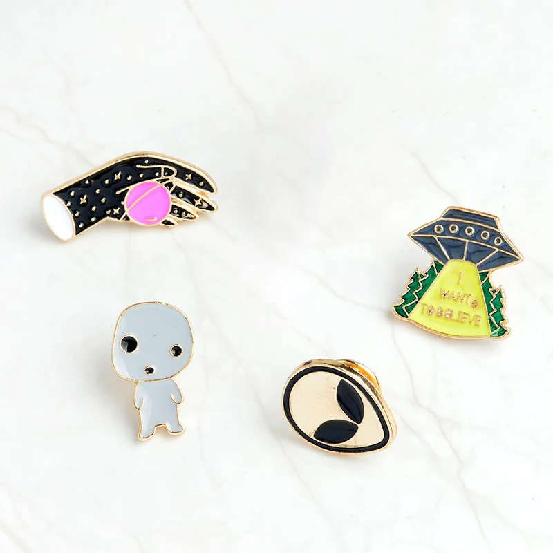 Hand grip Planet Alien baby UFO Badges Brooches button pins Alien movie Brooches Jewelry gifts for Astronomy enthusiast friend
Hand grip Planet Alien baby UFO Badges Brooches button pins Alien movie Brooches Jewelry gifts for Astronomy enthusiast friend