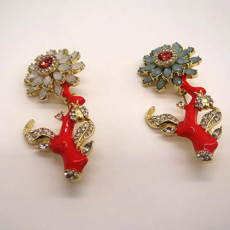 2018 new style daffodils, enamel opals, flowers, coral branches, and popular women's brooches.
2018 new style daffodils, enamel opals, flowers, coral branches, and popular women's brooches.