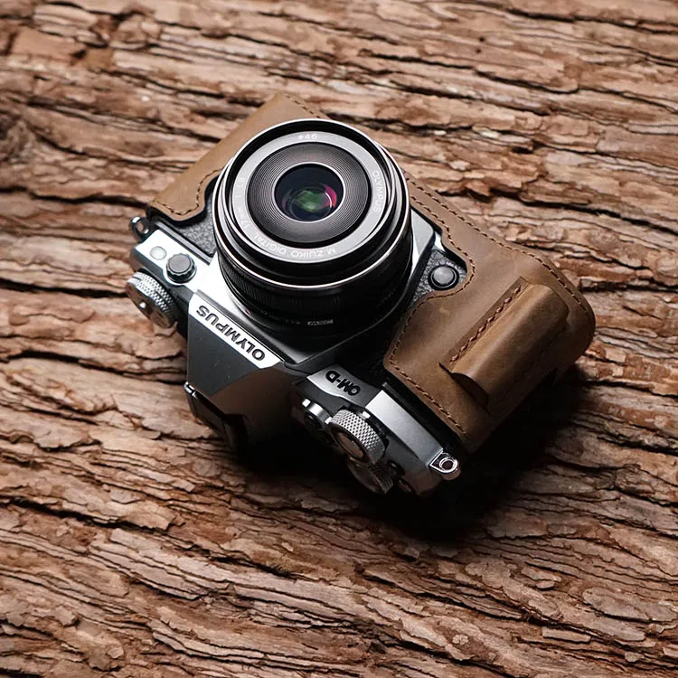 Mr.Stone Handmade Genuine Leather Camera case Video Half Bag Camera Bodysuit For Olympus EM5 MKii Camera
Mr.Stone Handmade Genuine Leather Camera case Video Half Bag Camera Bodysuit For Olympus EM5 MKii Camera