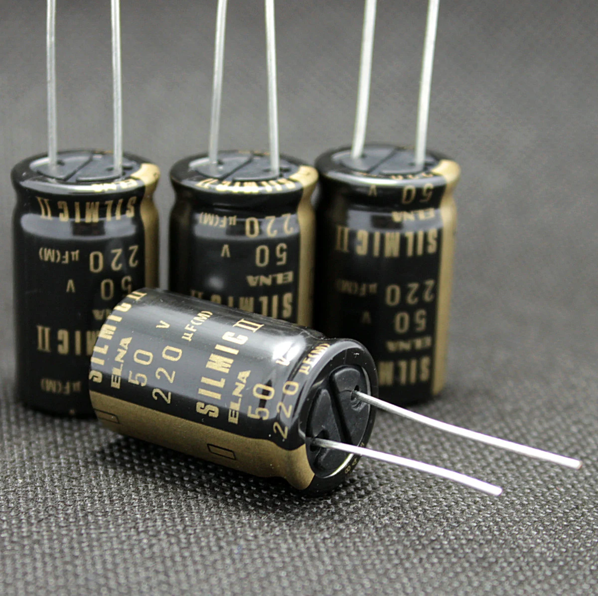 10pcs/30pcs Original Japanese ELNA RFS SILMIC II 50V 220UF Gold Word Audio Electrolytic Capacitor free shipping
10pcs/30pcs Original Japanese ELNA RFS SILMIC II 50V 220UF Gold Word Audio Electrolytic Capacitor free shipping