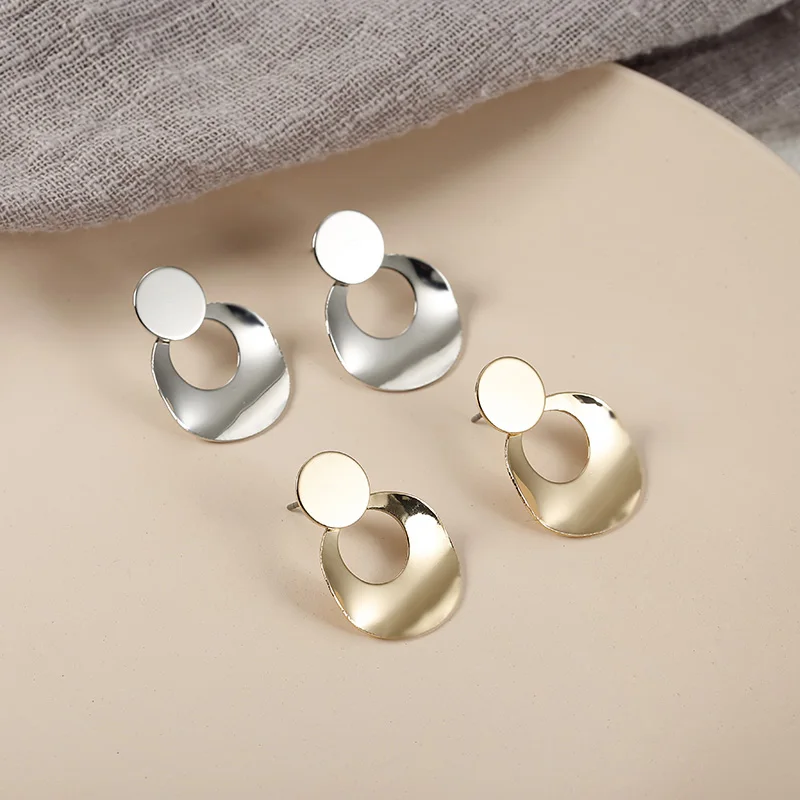 New Fashion Stud Earrings Special Golden Silver Round Metal Earrings Charm Trendy Glossy Statement Earrings for Women Jewelry
New Fashion Stud Earrings Special Golden Silver Round Metal Earrings Charm Trendy Glossy Statement Earrings for Women Jewelry