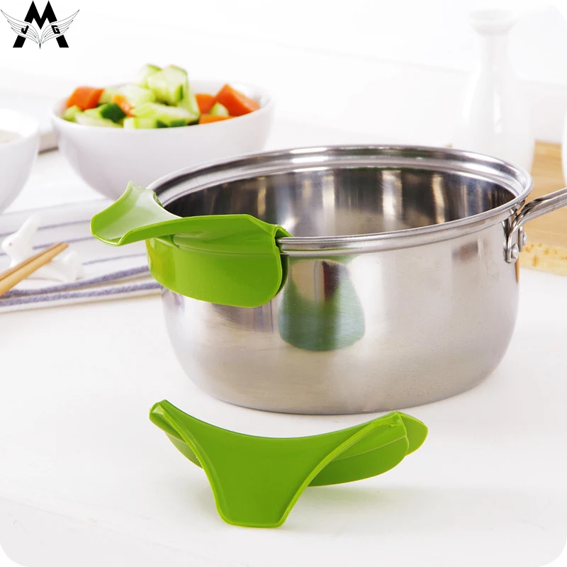 Home Anti-spill Silicone Slip On Pour Soup Spout Funnel for Pots Pans Bowls Jars Kitchen Gadget Tool Creative Funnel Tools
Home Anti-spill Silicone Slip On Pour Soup Spout Funnel for Pots Pans Bowls Jars Kitchen Gadget Tool Creative Funnel Tools