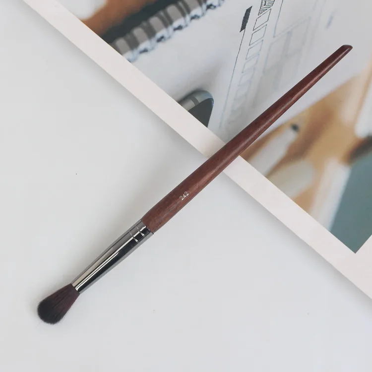 MUF 242 Professional Makeup Brush Wood Handle Long Round Slightly Flared Eye Blender Brush Nose Shadow Highlighter Makeup Tool
MUF 242 Professional Makeup Brush Wood Handle Long Round Slightly Flared Eye Blender Brush Nose Shadow Highlighter Makeup Tool