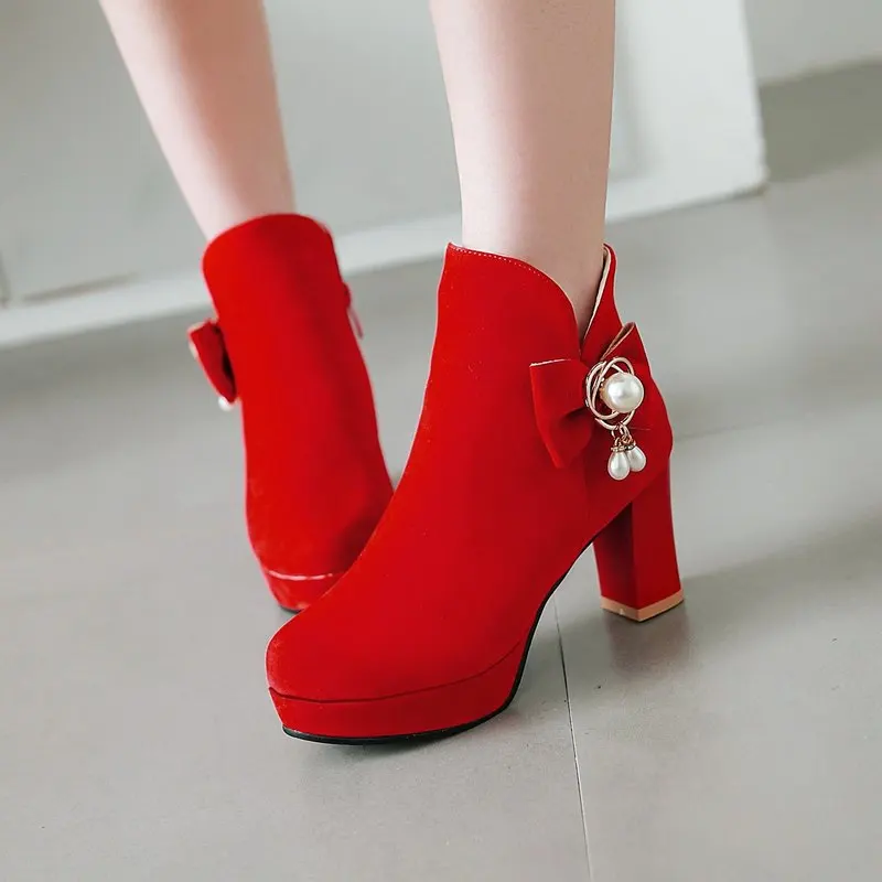 2019 Woman Boots Flock thick heel round toe Zipper Ankle Boots Ladies butterfly-knot Pearl metal chain Boots Plus Size 34-43
2019 Woman Boots Flock thick heel round toe Zipper Ankle Boots Ladies butterfly-knot Pearl metal chain Boots Plus Size 34-43