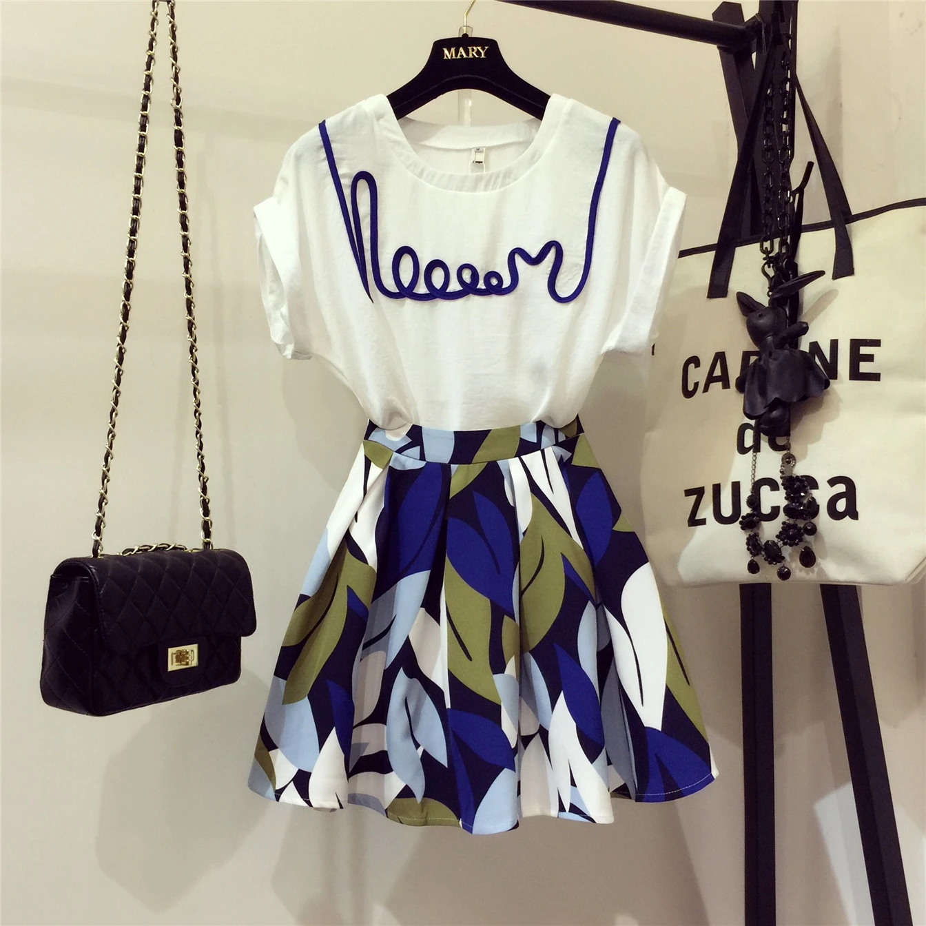 2018 New Ladies Summer Casual Hit Color Short Sleeved T-shirts Tops + Print Pattern A-line Mini Skirt Sets Women Skirt Suits
2018 New Ladies Summer Casual Hit Color Short Sleeved T-shirts Tops + Print Pattern A-line Mini Skirt Sets Women Skirt Suits