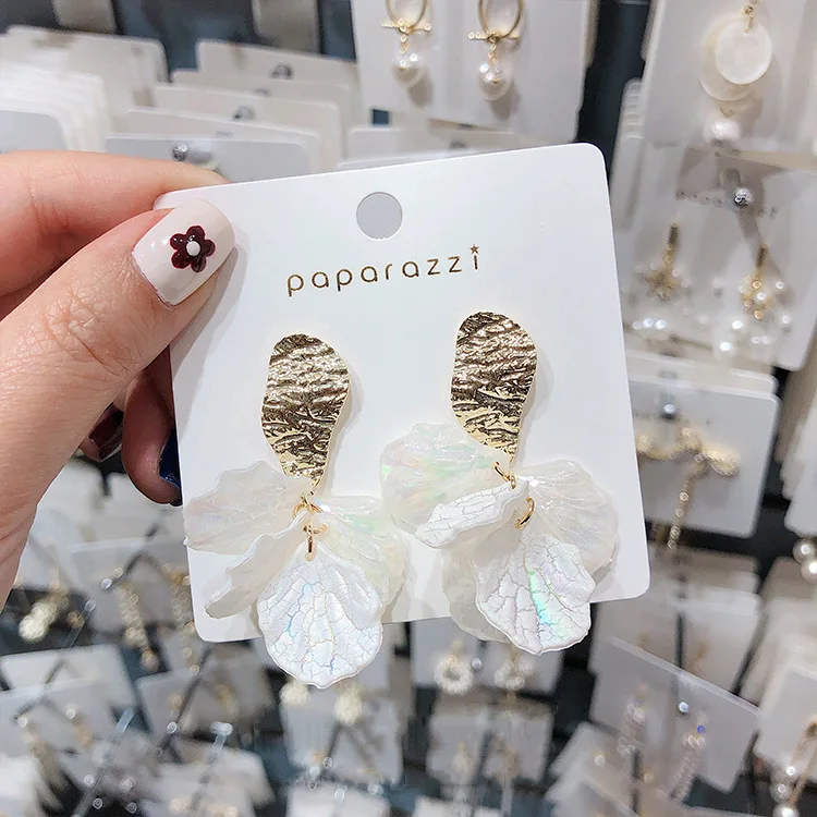 2019 new brand design white tassel earrings earrings fashion jewelry generous minimalist earrings for women.
2019 new brand design white tassel earrings earrings fashion jewelry generous minimalist earrings for women.