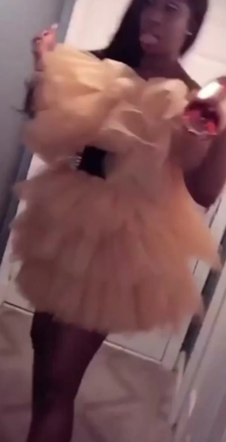 Sexy Short Prom Gowns 2019 Layers Tulle Chic Cocktail Formal Dress Puffy Ball Gown Strapless Above Knee Women Party Wear Gowns
Sexy Short Prom Gowns 2019 Layers Tulle Chic Cocktail Formal Dress Puffy Ball Gown Strapless Above Knee Women Party Wear Gowns