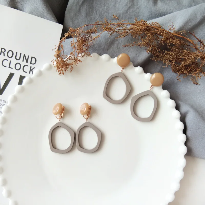 Minimalist Hollowed Out Round Disc Clip Earrings for Women Statement Geometric Irregular Shape Clip on Earring No Pierced Hole
Minimalist Hollowed Out Round Disc Clip Earrings for Women Statement Geometric Irregular Shape Clip on Earring No Pierced Hole