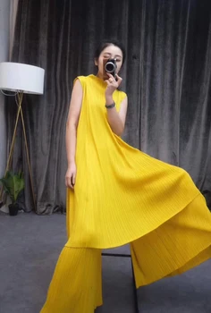 Pleated high-end foreign airless sleeveless dress large size loose wide leg pants two-piece free shipping
Pleated high-end foreign airless sleeveless dress large size loose wide leg pants two-piece free shipping