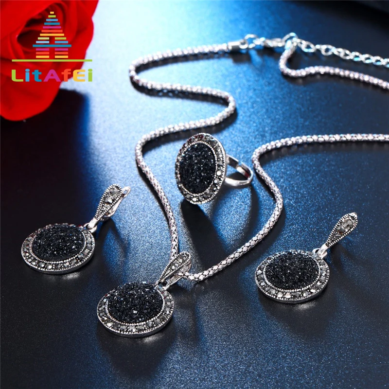 Fashion Vintage Black Pearl Jewelry Sets Round Stone Pendant Necklace Sets Earrings Ring Wedding Decoration for Women Gift
Fashion Vintage Black Pearl Jewelry Sets Round Stone Pendant Necklace Sets Earrings Ring Wedding Decoration for Women Gift