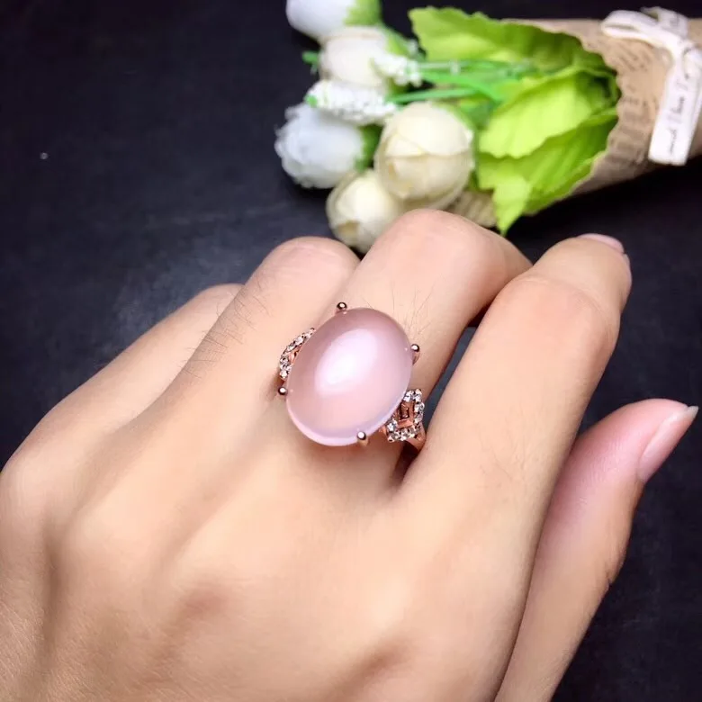 

The natural ross quartz ring is exclusive to women. 925 silver and any clothes are beautiful.