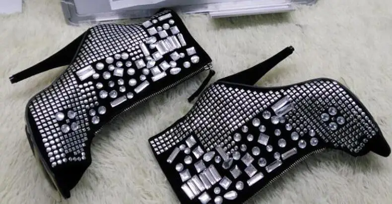 Реальные фотографии; женские очаровательные ботильоны с открытым носком и блестящими стразами; ботинки на высоком каблуке с кристаллами; короткие ботинки; официальная модельная обувь
Реальные фотографии; женские очаровательные ботильоны с открытым носком и блестящими стразами; ботинки на высоком каблуке с кристаллами; короткие ботинки; официальная модельная обувь