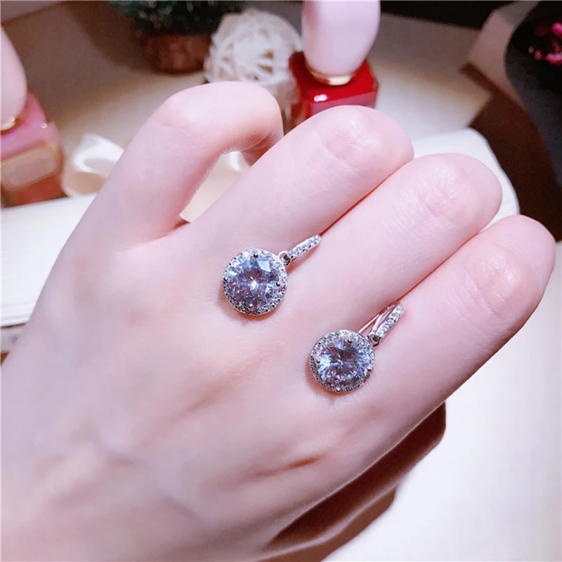 2018 new S925 sterling silver single zircon round inlaid zircon earrings summer women's jewelry accessories Valentine's Day gift
2018 new S925 sterling silver single zircon round inlaid zircon earrings summer women's jewelry accessories Valentine's Day gift