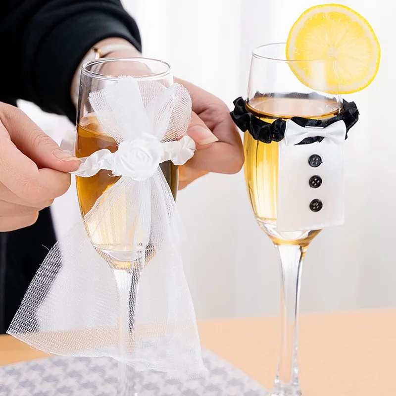 2pcs/set Wedding Decoration Mariage Bride Groom Costume Wine Glass Covers Sleeve For Wedding Party Cup DIY Decorations
2pcs/set Wedding Decoration Mariage Bride Groom Costume Wine Glass Covers Sleeve For Wedding Party Cup DIY Decorations